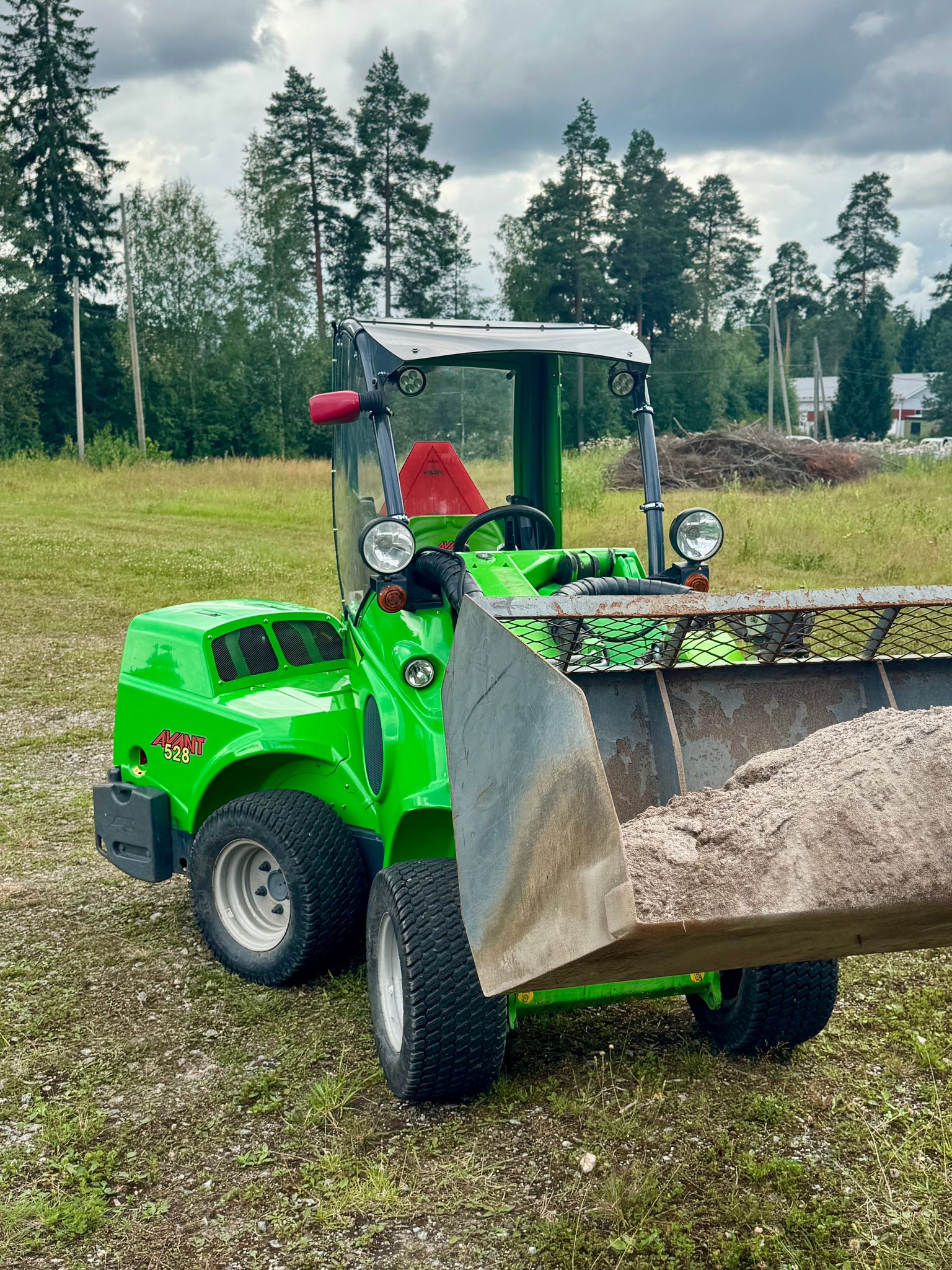 avant 528 pienkuormaaja